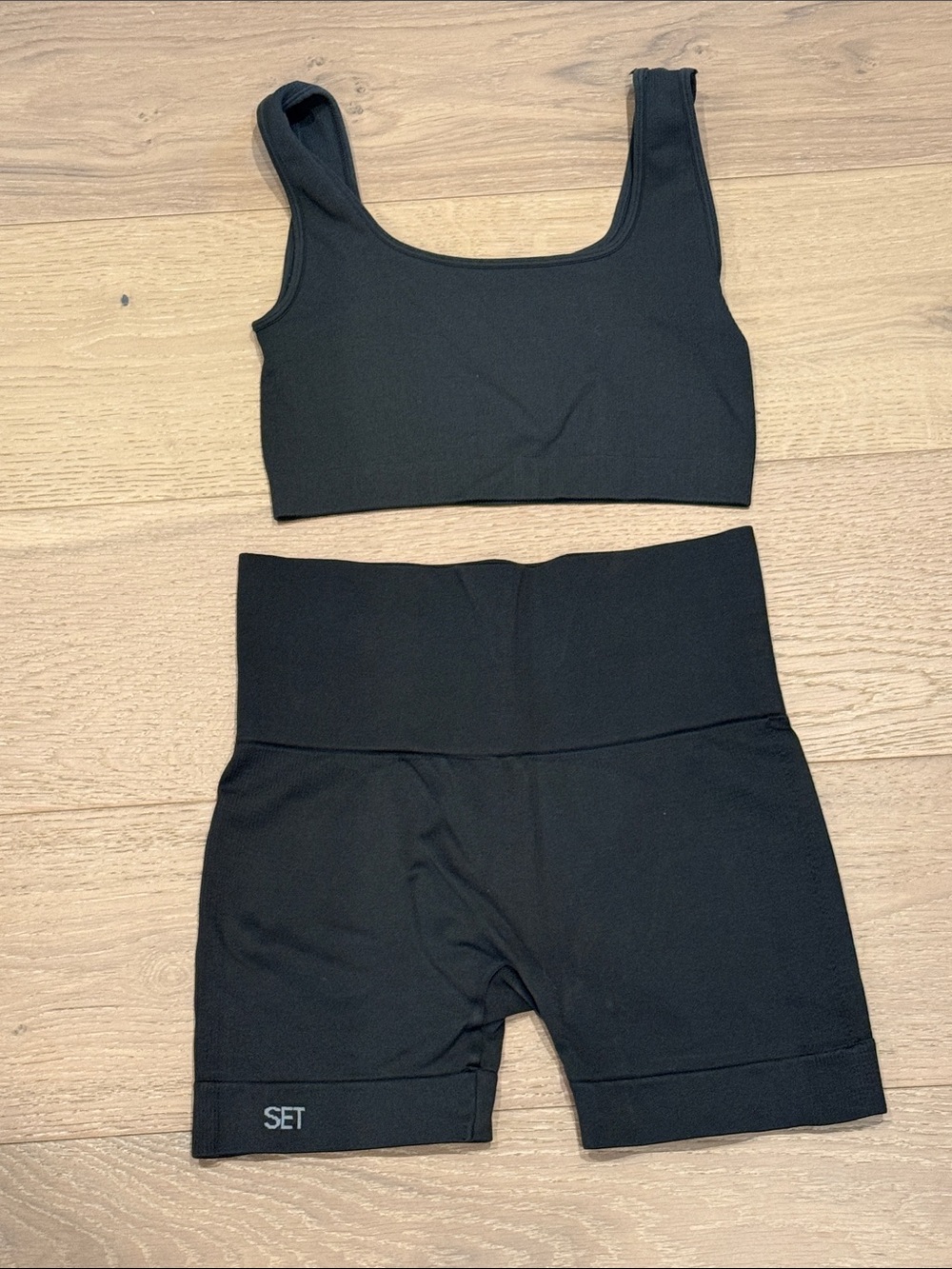 SET Black Seamless Athletic Crop Top & High-Waist Shorts Set - Picture 2 of 2